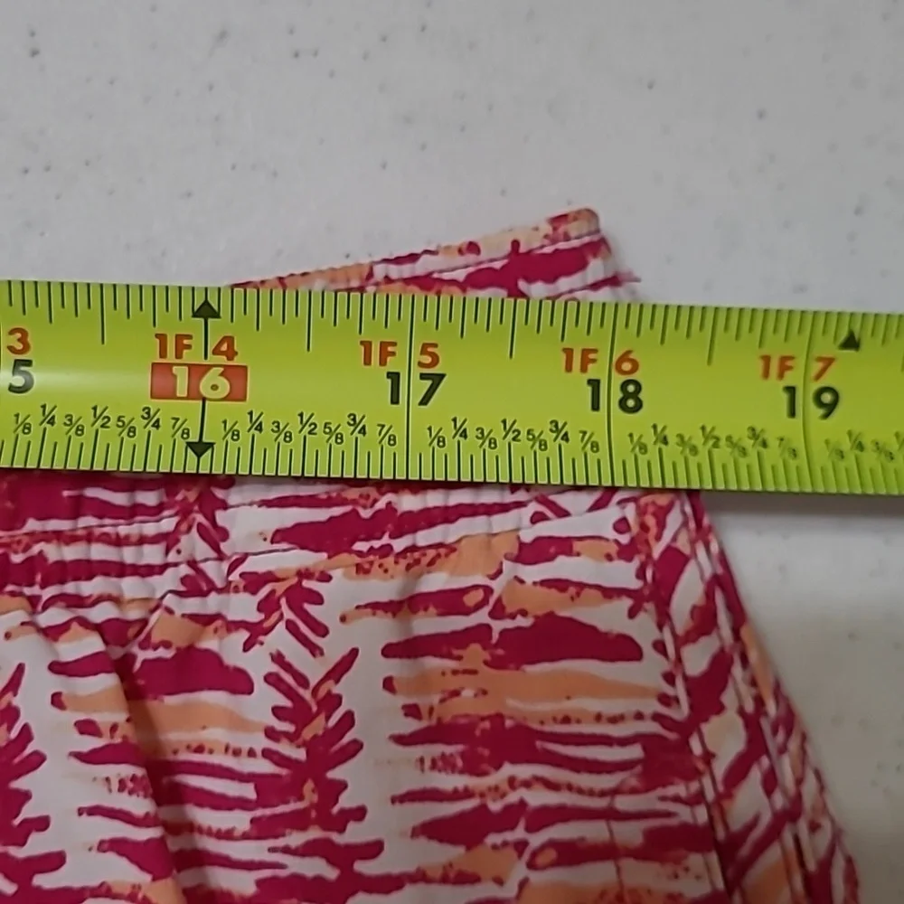 Vineyard Vines women's shorts with a vibrant pink and orange pattern size Large